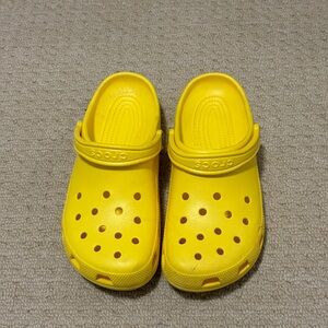 Crocs yellow. Size USmen 8；USwomen10.